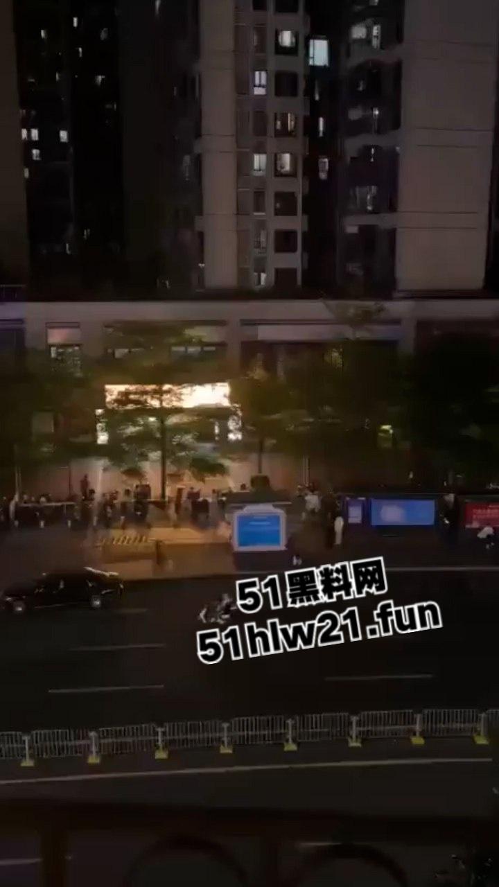 深圳龙华壹方城守财奴夫妇拖欠工资不给钱，逼疯老实人双刀抡砍跟剁肉一样无情送两人升天！-1