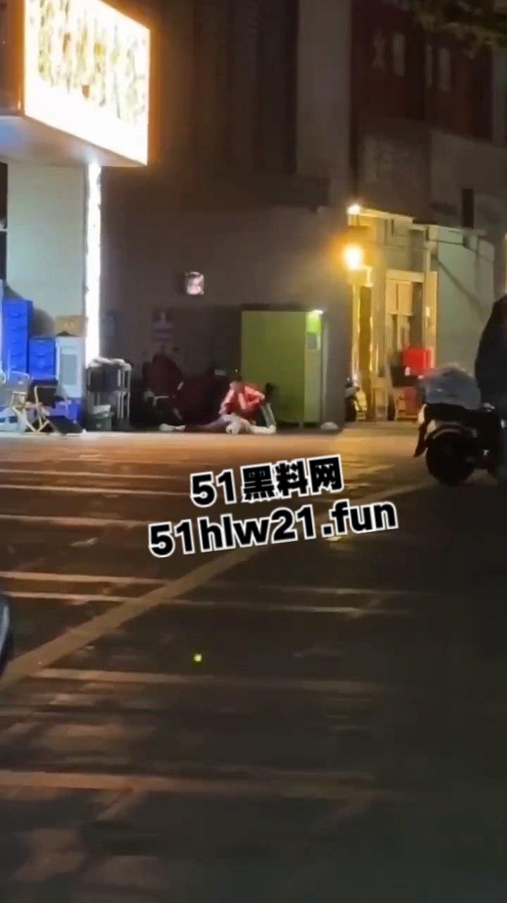 深圳龙华壹方城守财奴夫妇拖欠工资不给钱，逼疯老实人双刀抡砍跟剁肉一样无情送两人升天！-6