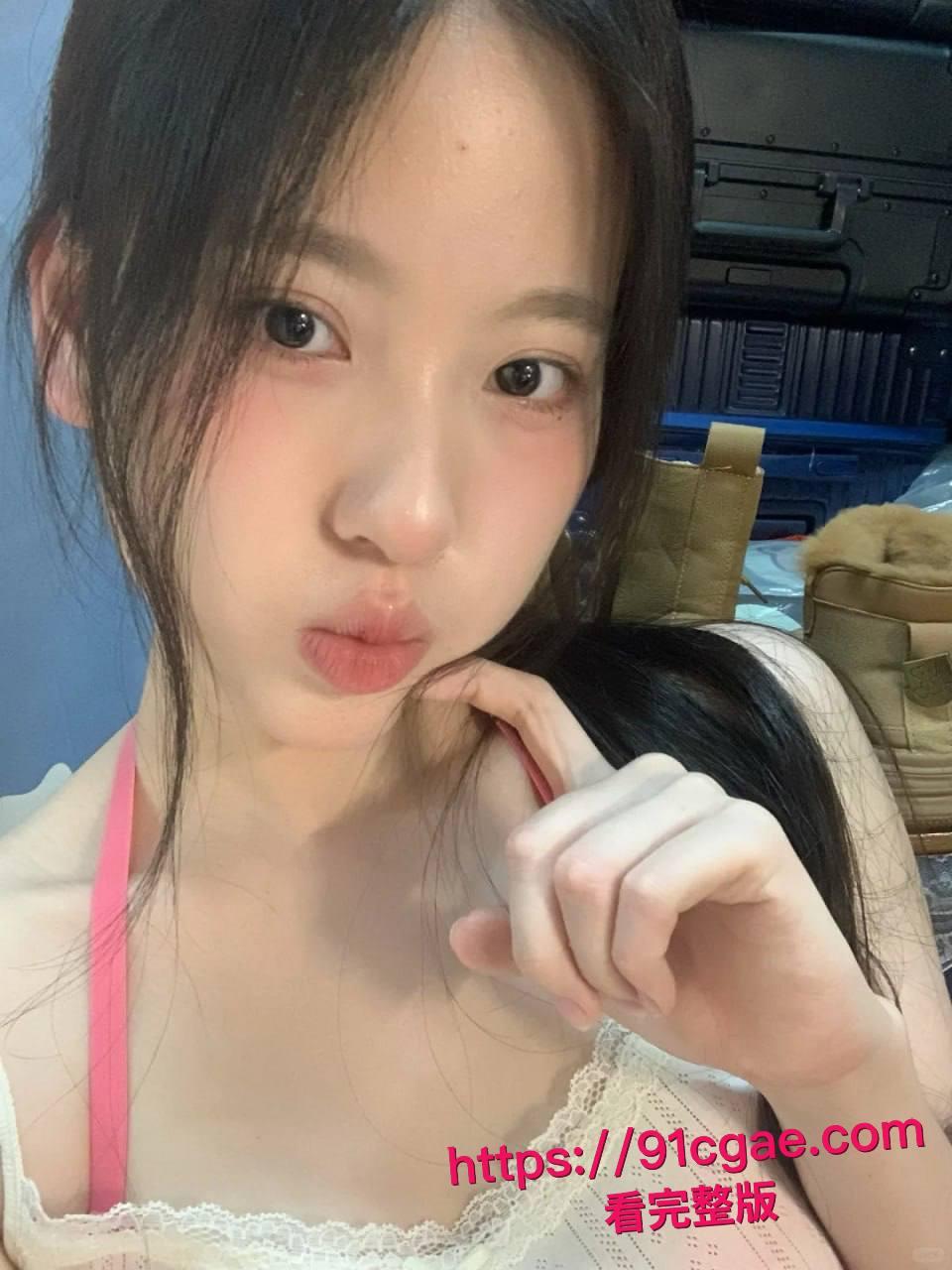 约了个颜值超高的学生妹，身材也是顶级，穿上黑丝主动坐在我鸡巴上！-4