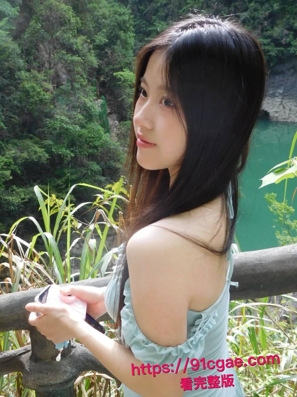 约了个颜值超高的学生妹，身材也是顶级，穿上黑丝主动坐在我鸡巴上！-11