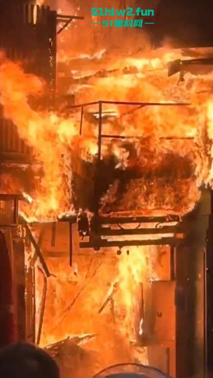武汉长沙五一广场过年人流爆火，附近酒店却突发大火烧成空壳，现场实拍视频流出情侣裹被单出逃不慎走光。-2