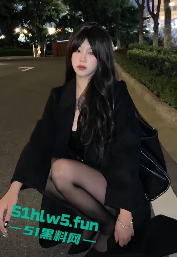 完美身材女研究生【张馨颖】白天是高冷学霸御姐，晚上秒变性感辣妹背着男友约炮体育生，激情爆操内射骚穴。-4