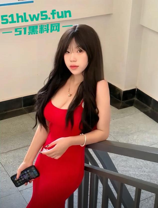 完美身材女研究生【张馨颖】白天是高冷学霸御姐，晚上秒变性感辣妹背着男友约炮体育生，激情爆操内射骚穴。-9