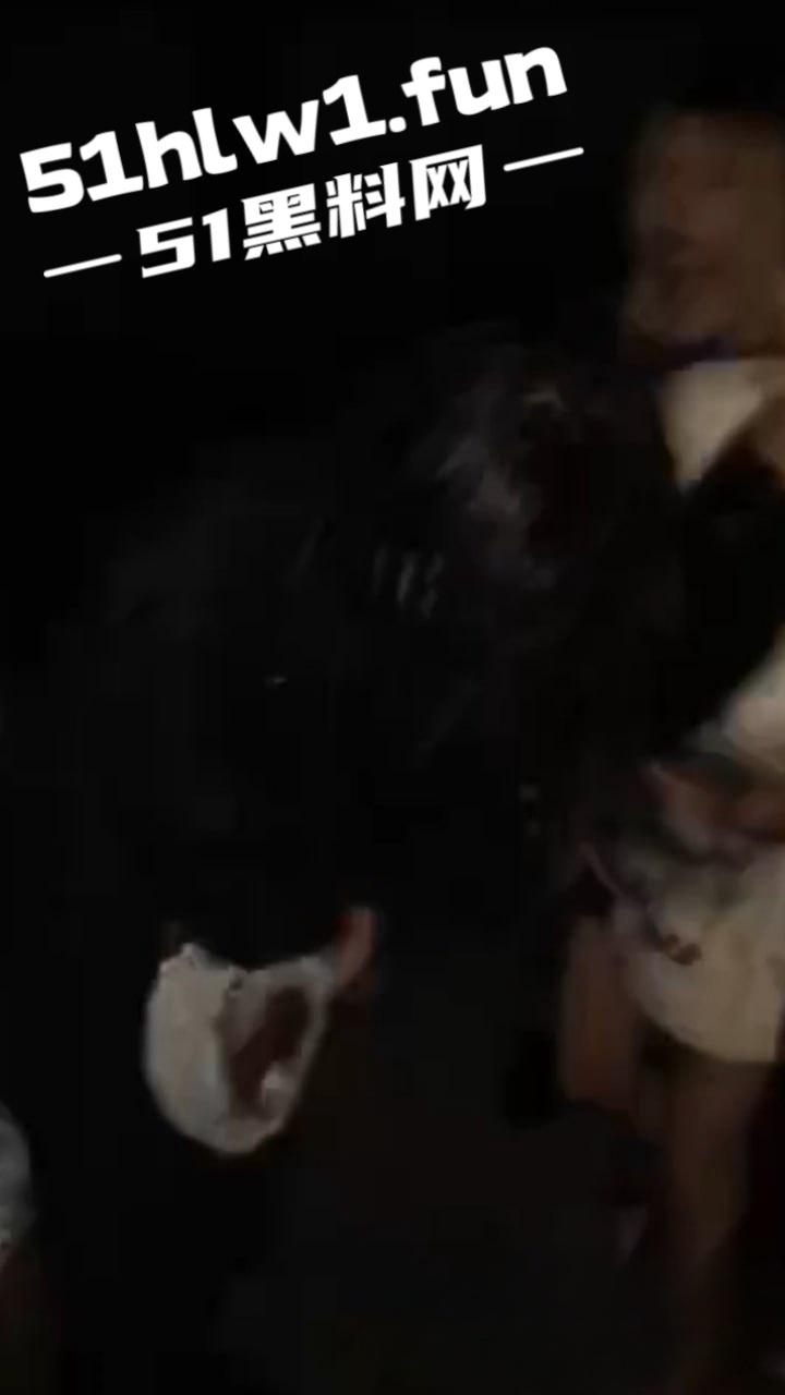 霸凌女的现世报！安徽铜陵精神小妹霸凌同班女生索要奶茶 被女生校外大姐头带人围殴 简直不要太爽！-1