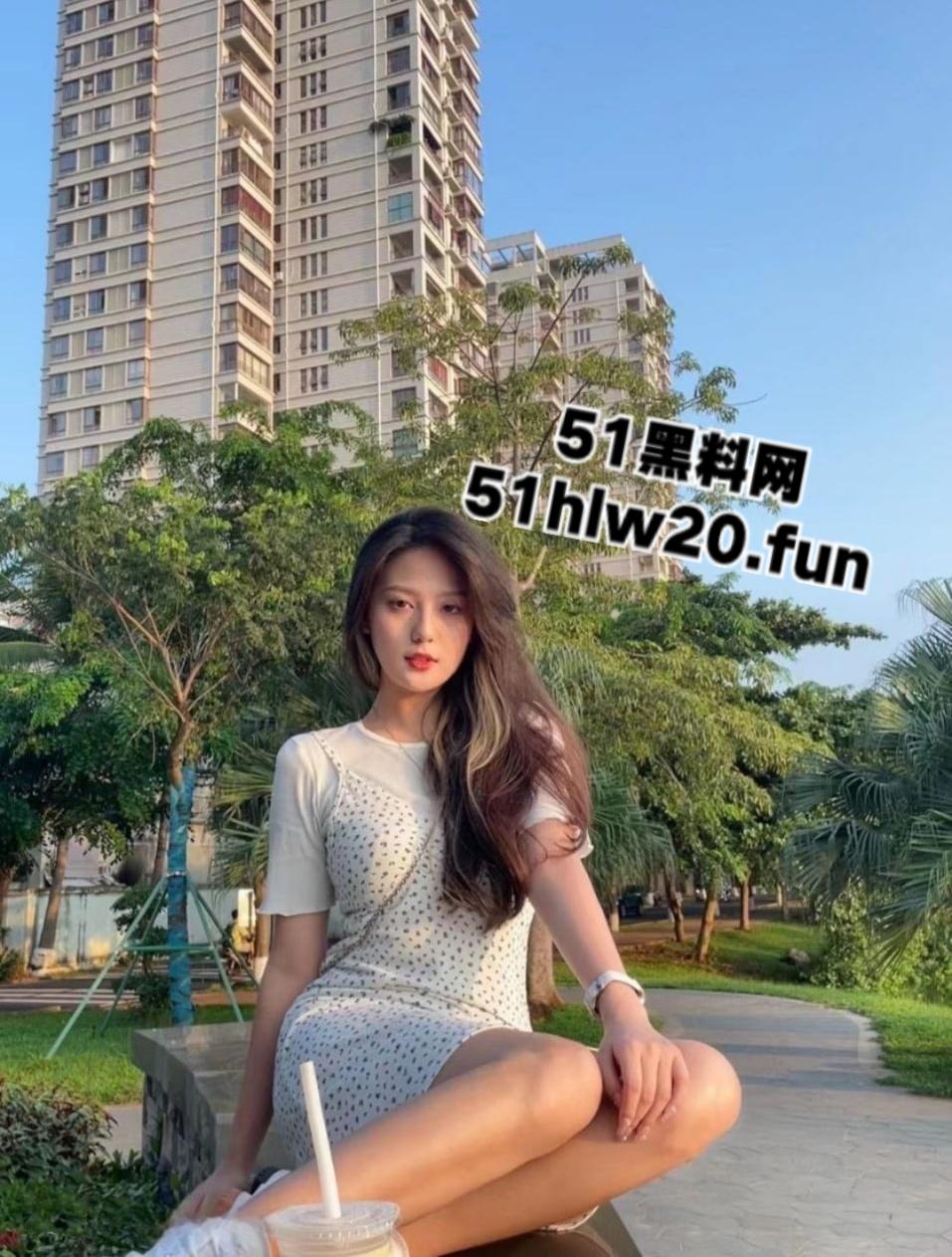 超高颜值女神【小小维on】校花级别反差女友，自拍给男友毒龙舔肛，极限露出调教小母狗。-10