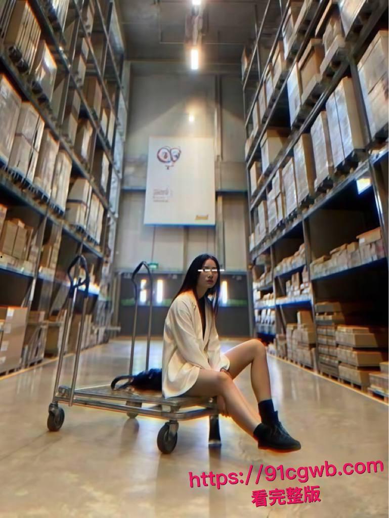 保险长腿美女思艳与男友出租屋床上激战，不雅视频流出曝光，钟爱粉穴各种玩弄无套中出，腿长逼紧骚劲十足！-1