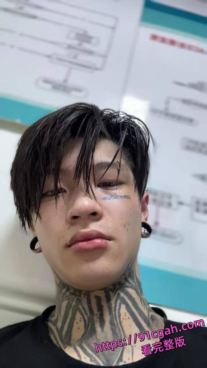 广东韶关市南雄县 刘宇辰 纹身精神小伙 有女友还去当搅屎棍 真是男女通吃的典范-3