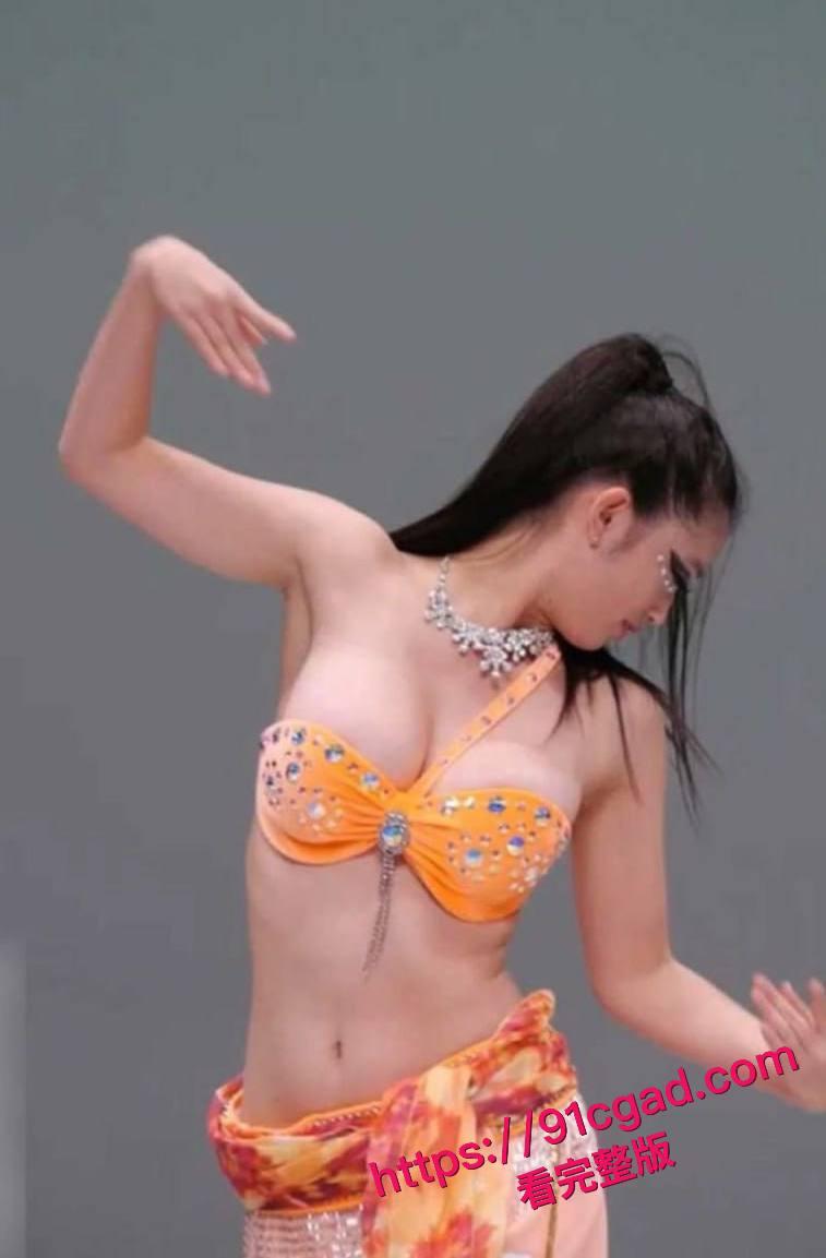 北京艺术学院艺考生 周淑 表演时裹胸脱落 露出深色乳晕！-3