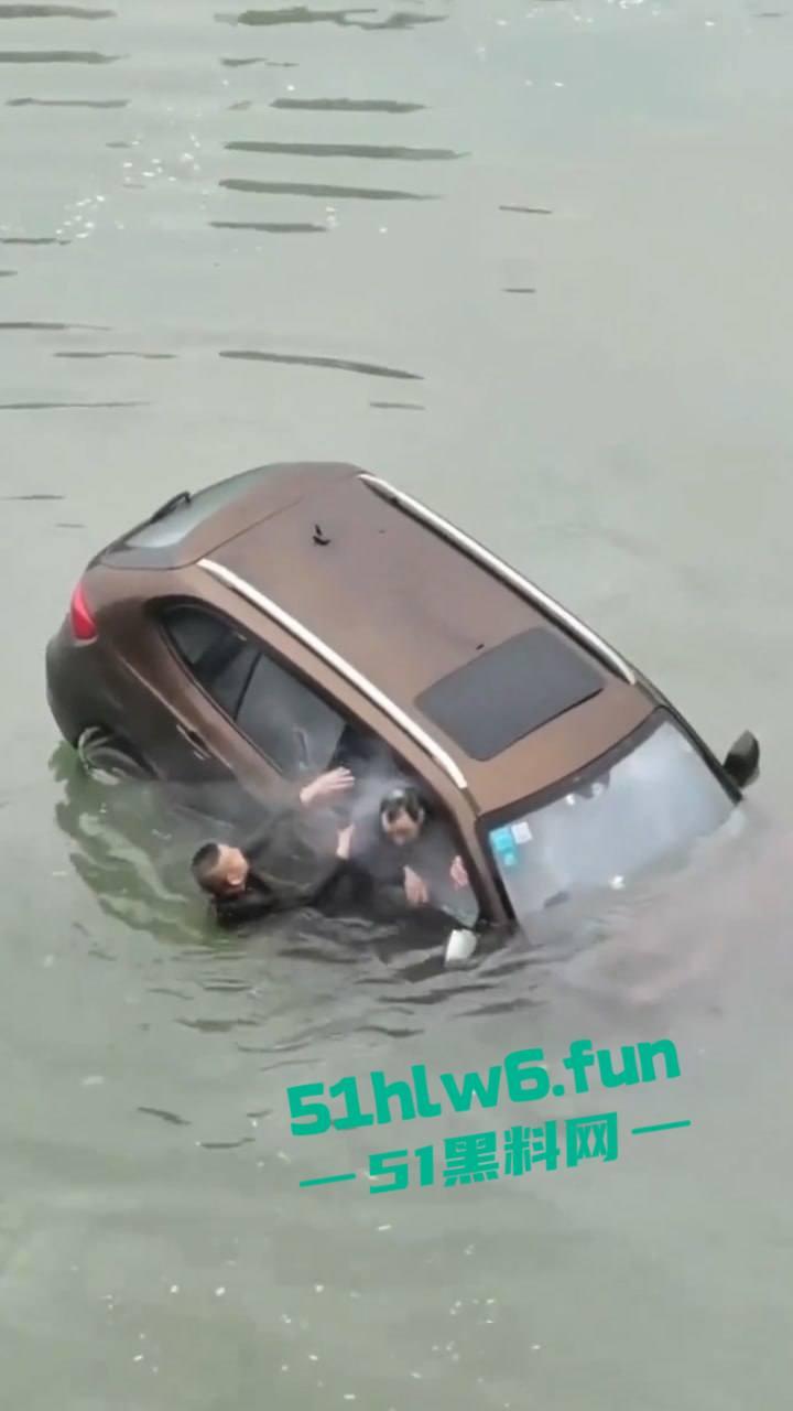 内江市东兴区坠河事故，新江路与临江路路口 一辆汽车失控，冲出护栏坠入河中两人死亡一人获救。-2