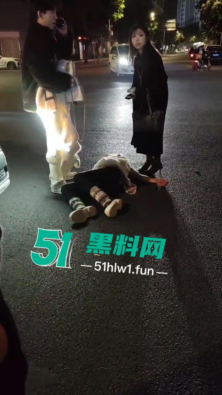 提裤忘人，玩腻就滚？广州女生因男友提分手受刺激当街破防，又哭又闹还傻笑！-2