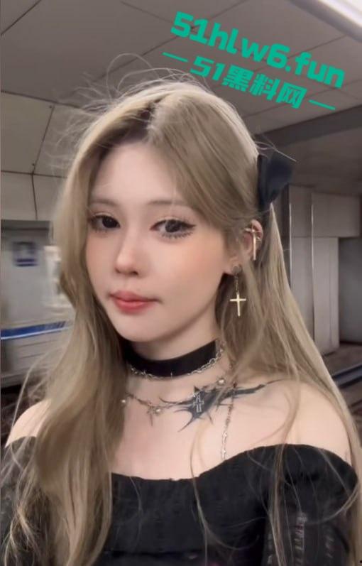 芜湖鸠江区YJ理发店女主被曝，疑似抖音美女博主【鱼鱼骨】未拉窗帘给榜一大哥的私拍流出！-7