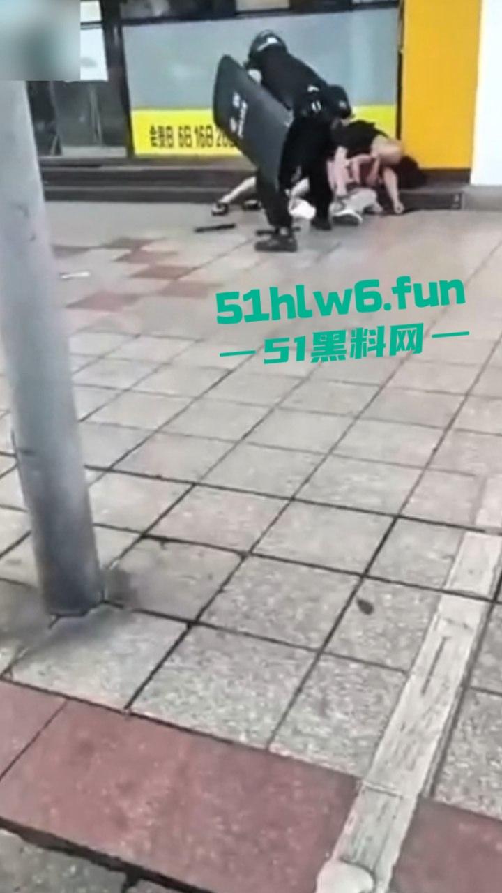 四川德阳什邡小广场，恶意杀人恶性事件两人是夫妻，据说因妻子出轨男子持刀直接杀妻。-2