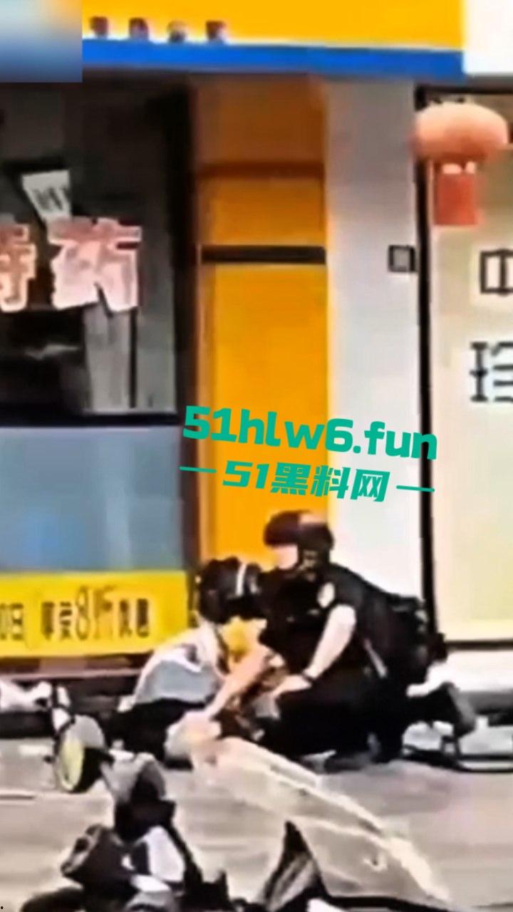 四川德阳什邡小广场，恶意杀人恶性事件两人是夫妻，据说因妻子出轨男子持刀直接杀妻。-4