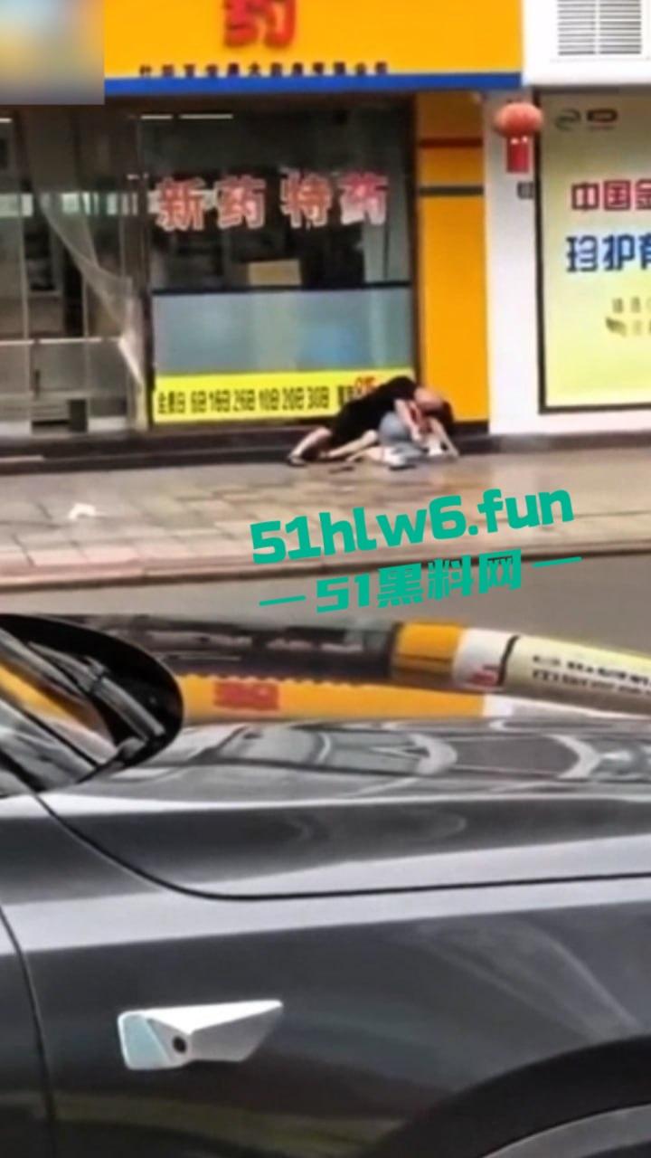 四川德阳什邡小广场，恶意杀人恶性事件两人是夫妻，据说因妻子出轨男子持刀直接杀妻。-5