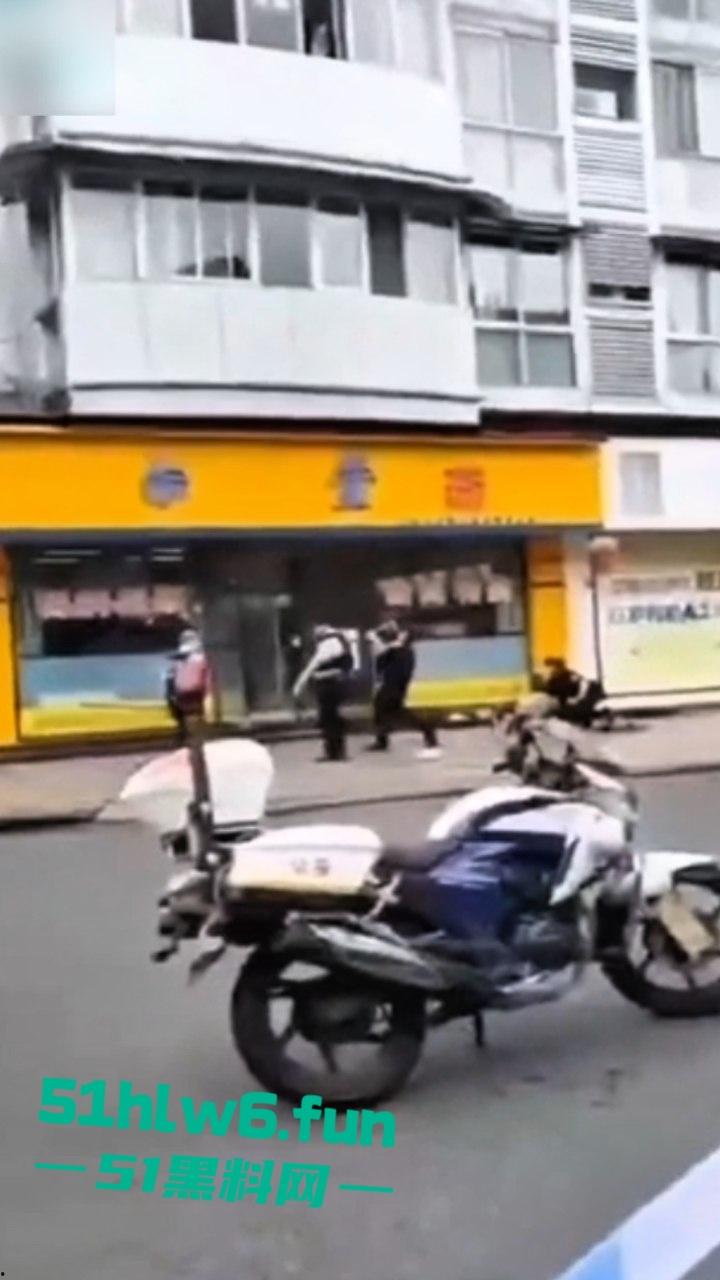 四川德阳什邡小广场，恶意杀人恶性事件两人是夫妻，据说因妻子出轨男子持刀直接杀妻。-6