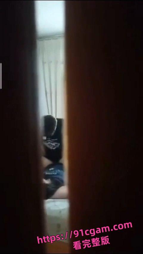 中国好室友！把女朋友带回来表演活春宫 故意不关门给室友欣赏-2