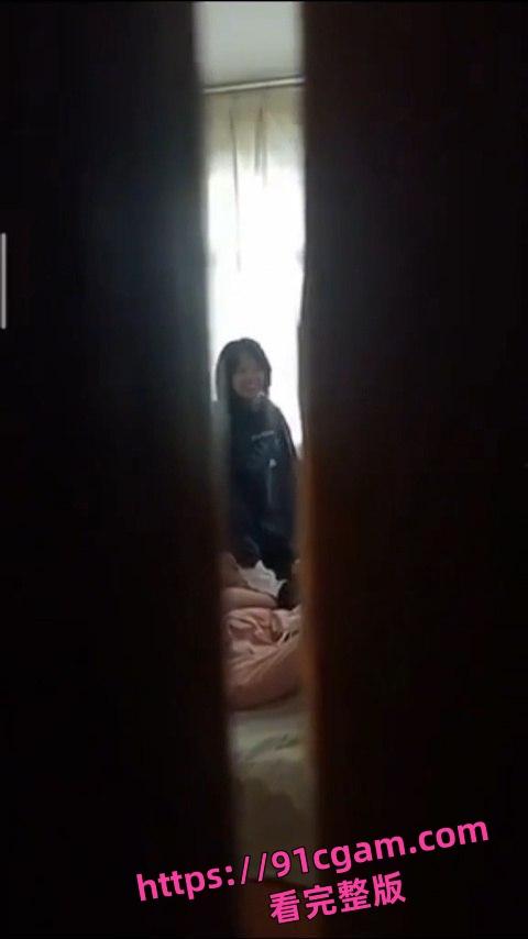中国好室友！把女朋友带回来表演活春宫 故意不关门给室友欣赏-4