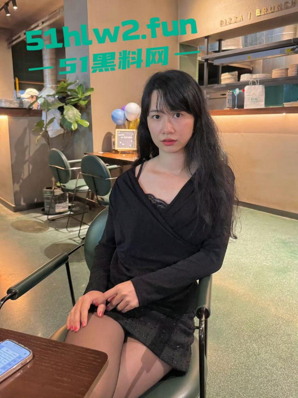 广东极品反差真实美艳少妇【林嘉玲】穿着性感丝袜和高跟鞋，金主无套爆操调教视频曝光流出！-9