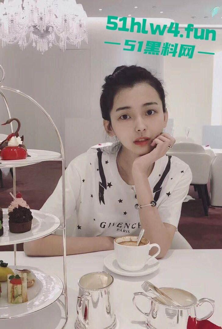 开照相馆的极品老板娘,性感骚妇【刘柳欣】背着老公和摄影师私通,拍私房裸照拍完后激情操逼。-2