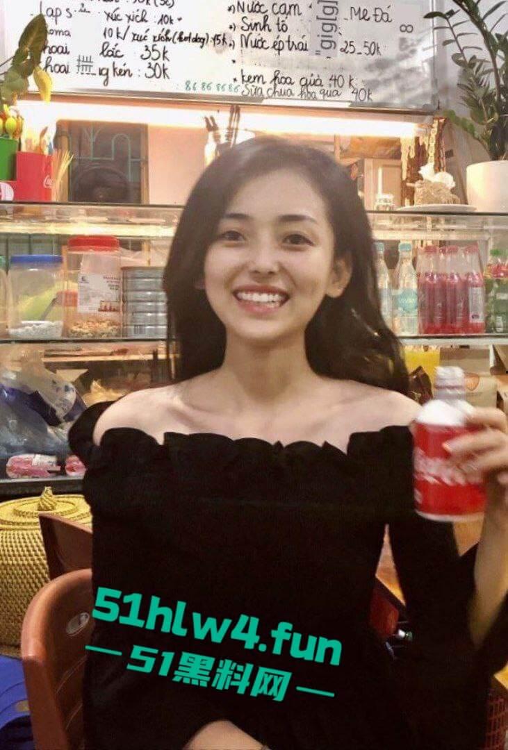 开照相馆的极品老板娘,性感骚妇【刘柳欣】背着老公和摄影师私通,拍私房裸照拍完后激情操逼。-5