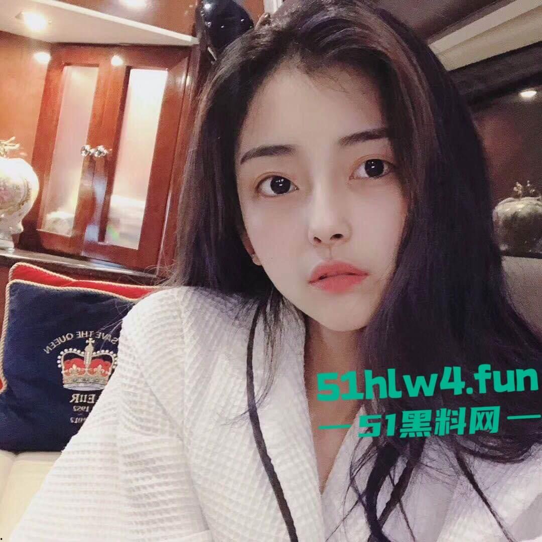 开照相馆的极品老板娘,性感骚妇【刘柳欣】背着老公和摄影师私通,拍私房裸照拍完后激情操逼。-11