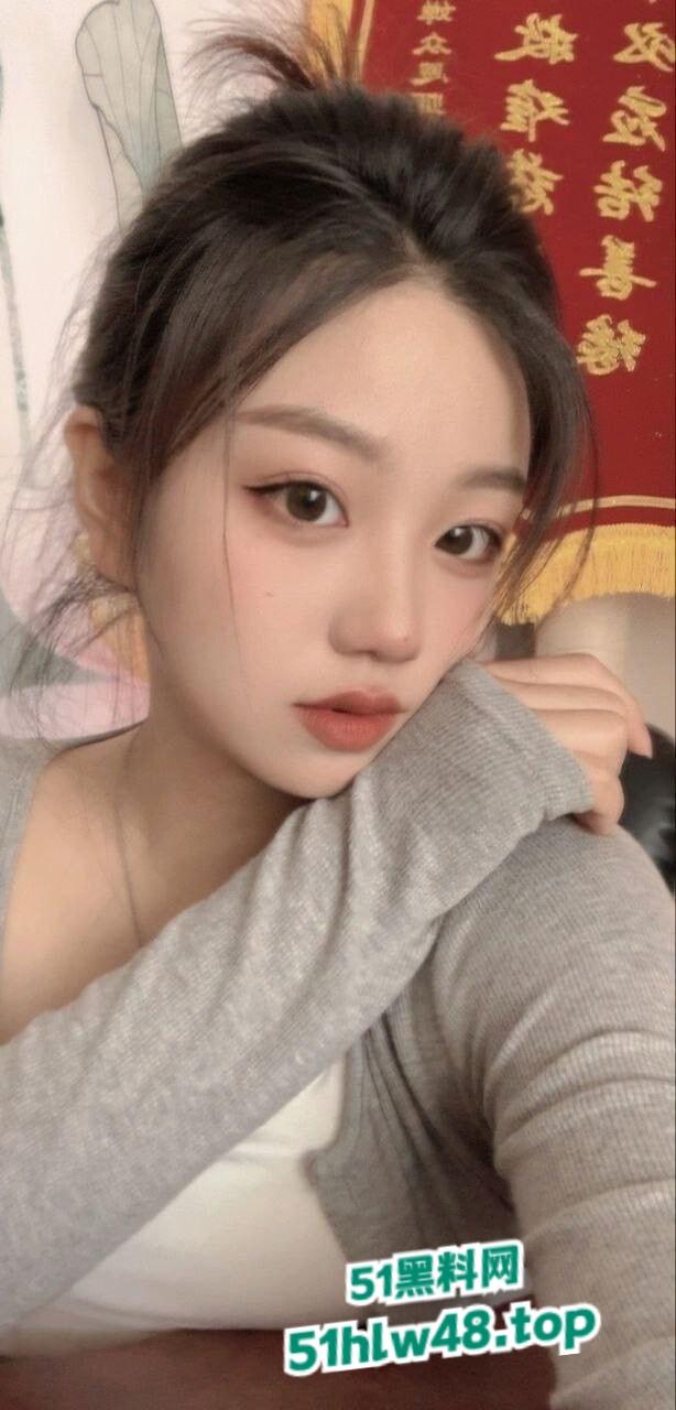 武汉大学音乐老师【张小岚】在学校楼道深喉口交浓精射满一嘴太刺激了!-3