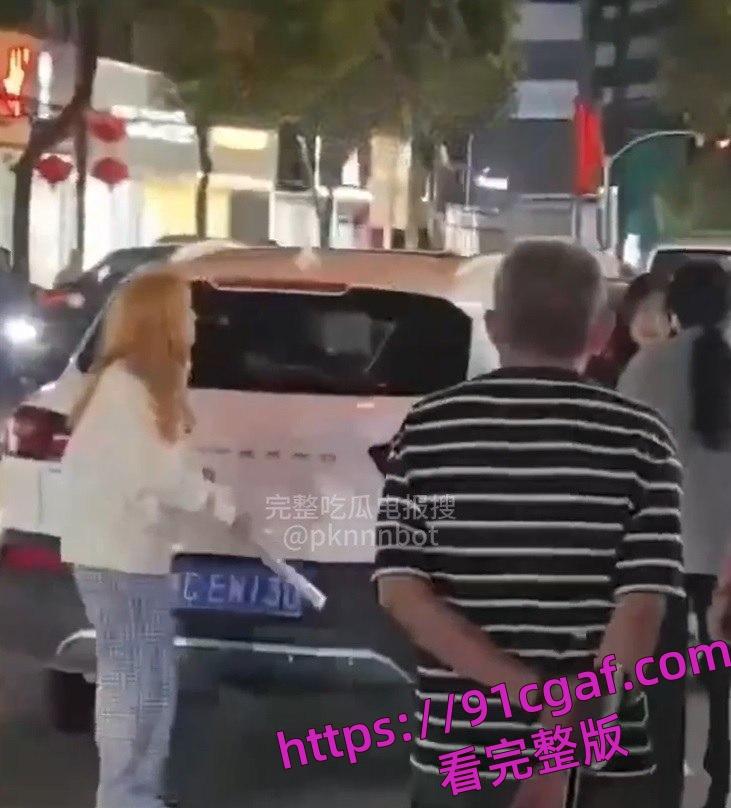 安徽怀远精神小妹又失控了，街头机车互追，最后直接火拼-3