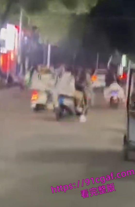 安徽怀远精神小妹又失控了，街头机车互追，最后直接火拼-6