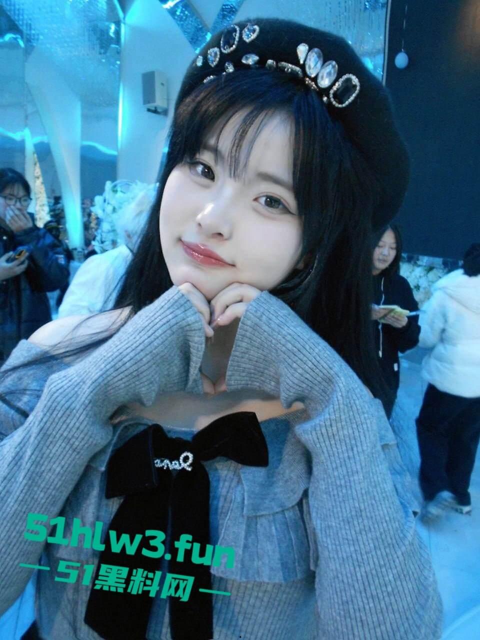 推特网红福利【姬洛宝】cos圈有名的骚鸡，颜值甜美身材性感自慰粉嫩小穴，玩的淫水直流。-10