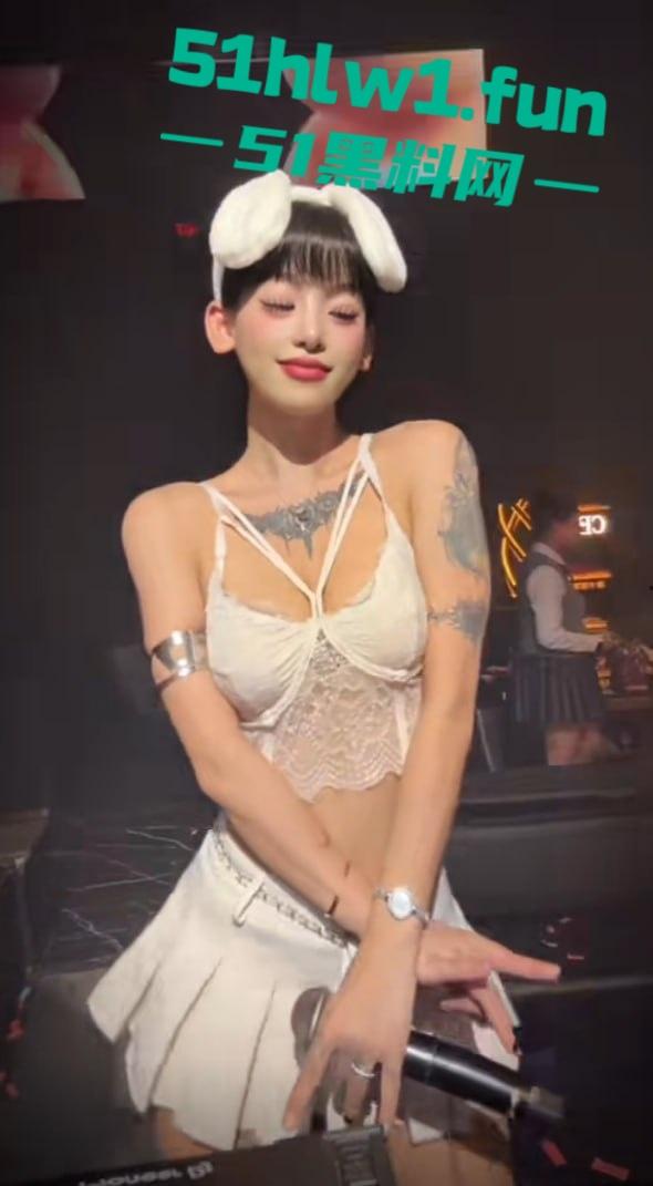 东莞夜场女DJ【刘晓露】爆出圈钱黑料，18岁小母狗圈老板钱还肆无忌惮出轨，当舔狗被甩锤得脸都没了！-6