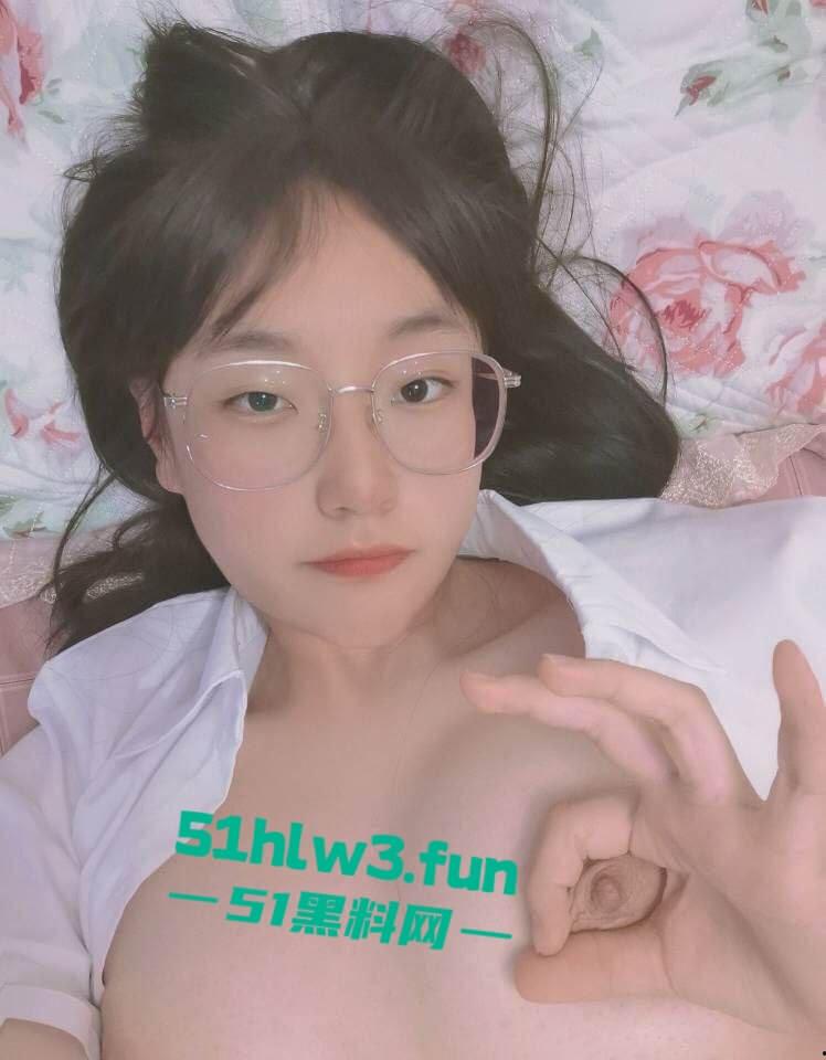 顶级大奶眼镜妹【苏荷】完美身材粉嫩酮体，美乳硕大粉嫩小穴无毛白皙，性感美腿更是撩人自慰玩穴私拍流出。-1