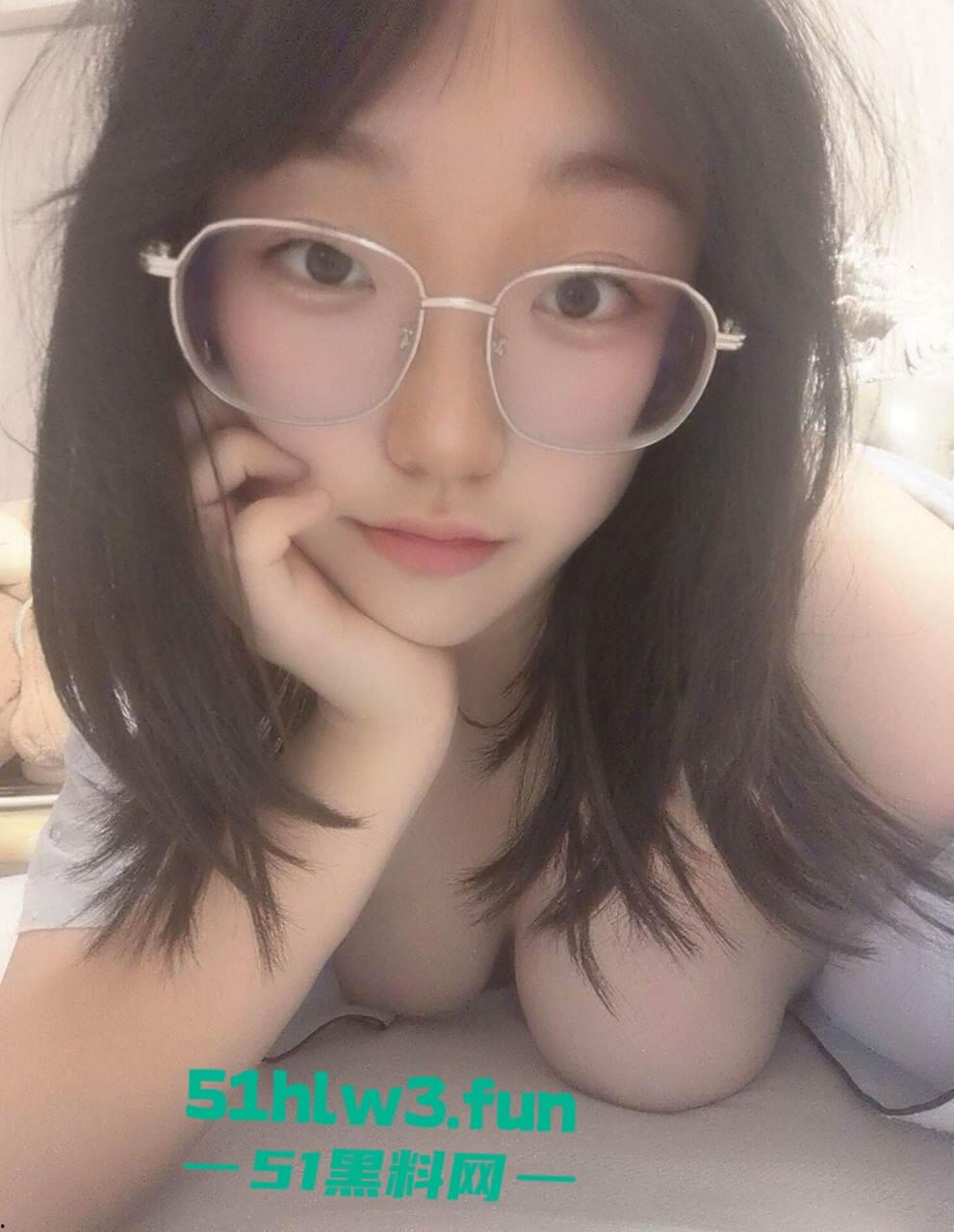 顶级大奶眼镜妹【苏荷】完美身材粉嫩酮体，美乳硕大粉嫩小穴无毛白皙，性感美腿更是撩人自慰玩穴私拍流出。-2