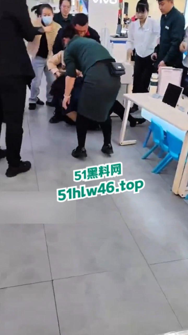 河北衡水捉奸现场，信誉楼老凤祥女店长和有钱客人发展地下恋情，原配妻子捉奸当场爆揍。-1