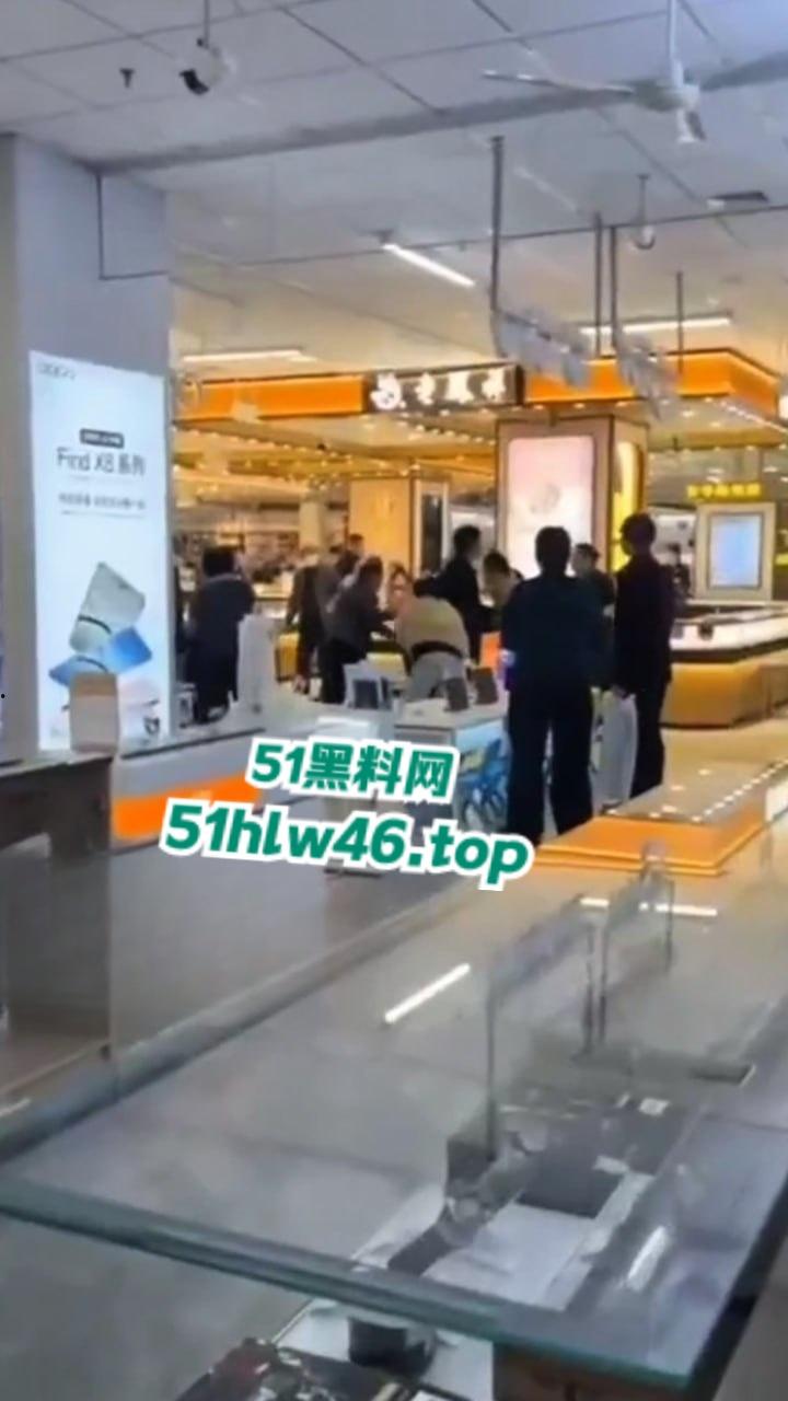 河北衡水捉奸现场，信誉楼老凤祥女店长和有钱客人发展地下恋情，原配妻子捉奸当场爆揍。-3