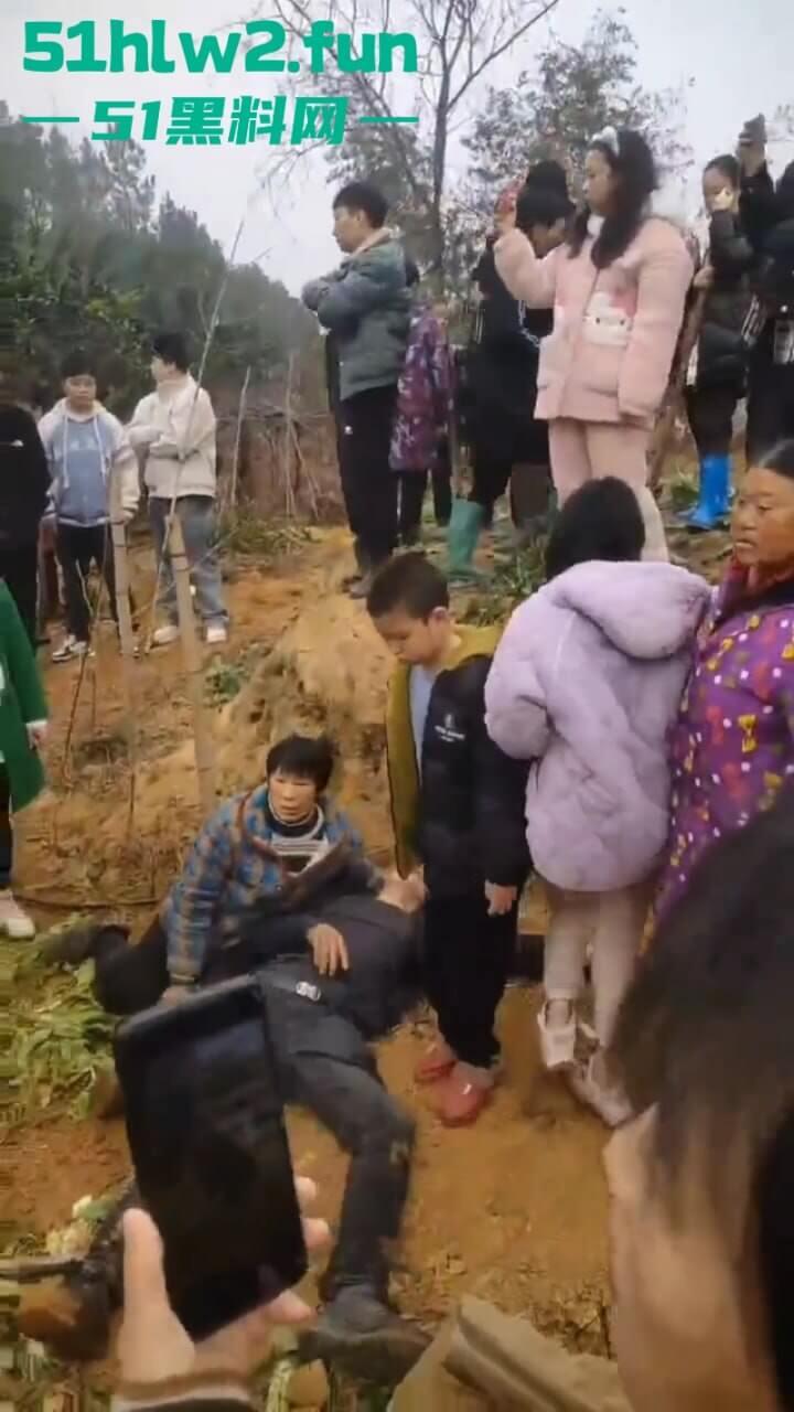 湖南衡阳李花村和添枝村互殴，数名外姓移门村民被打晕倒地不起，现场实拍流出。-1