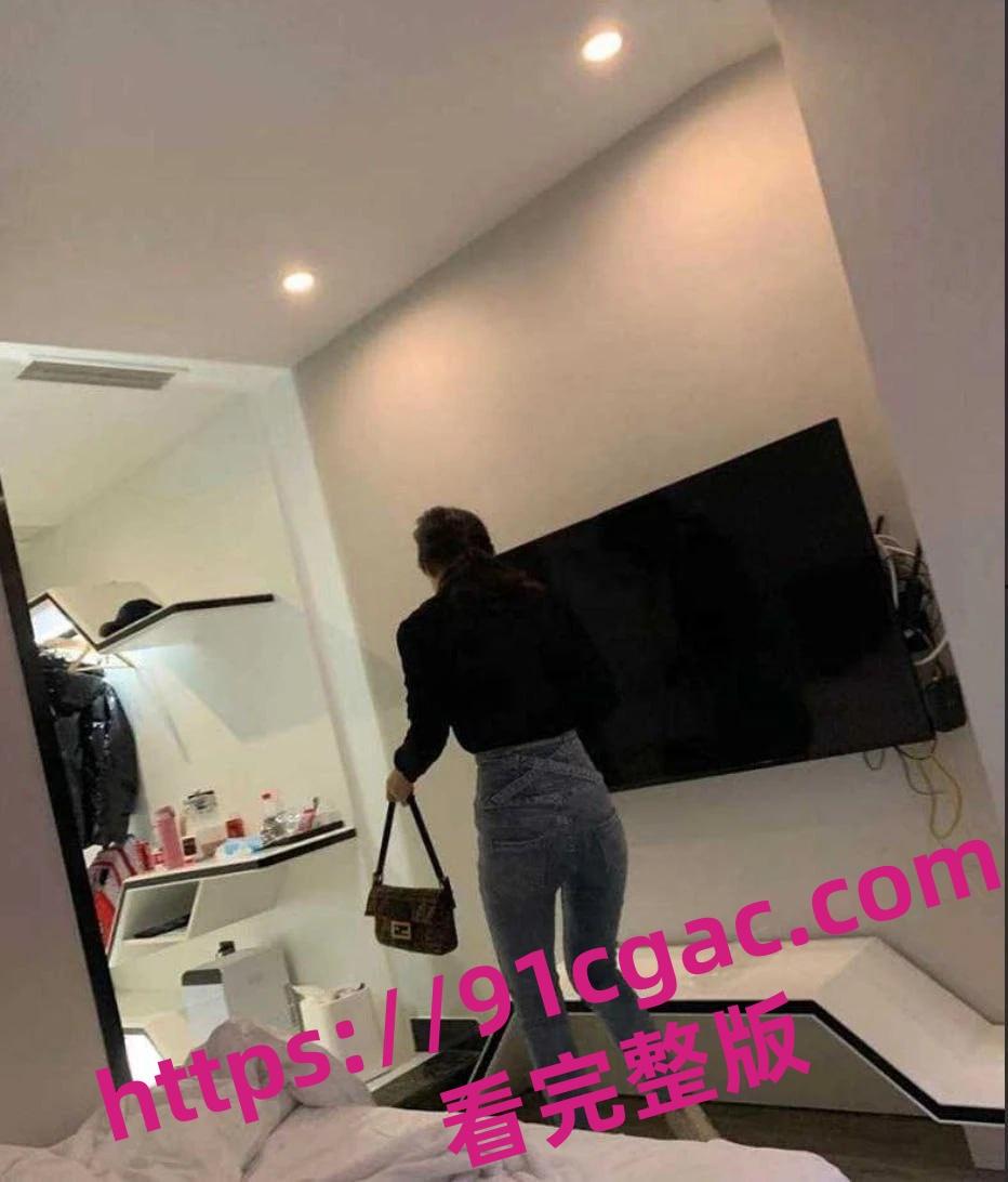 四川航空姐周娅菲惊爆丑闻！刚下飞机直奔酒店与炮友狂欢-6