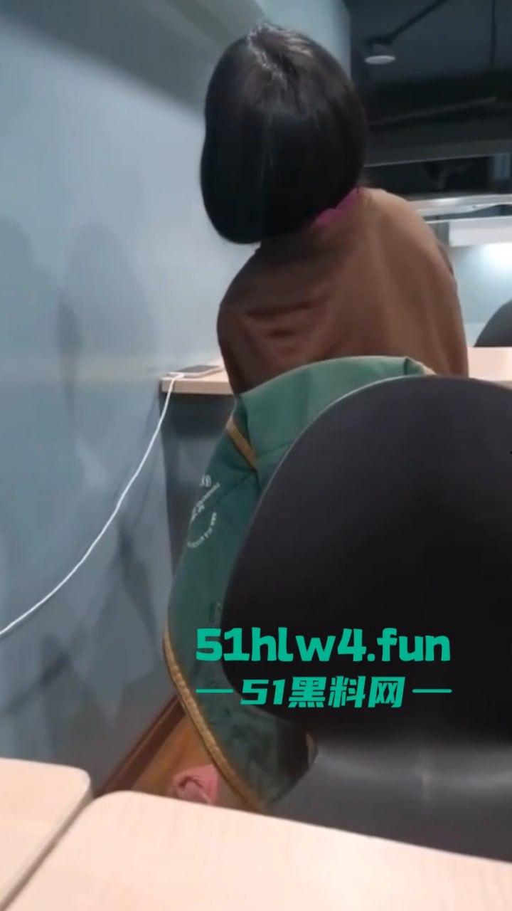 性瘾骚妹罗森便利店休息区自慰高潮，连环淫叫吓坏小处男，引发广大网友疯传。-2