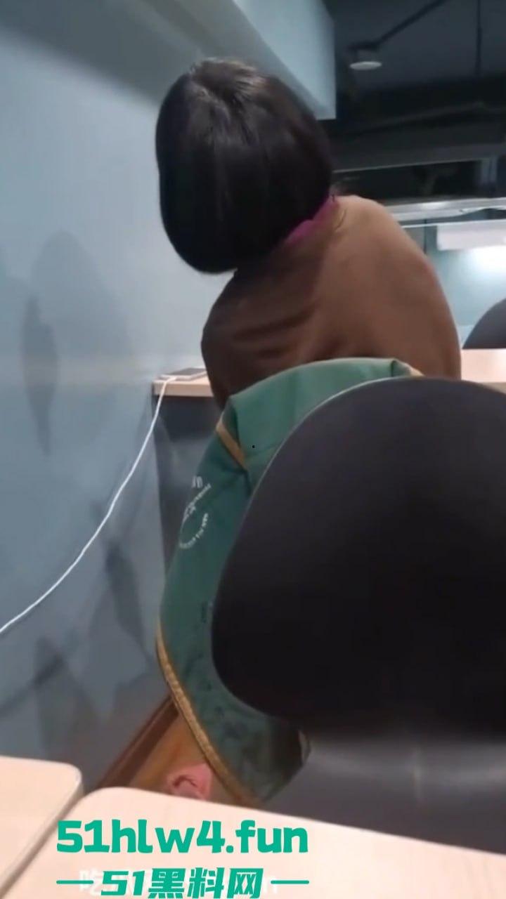 性瘾骚妹罗森便利店休息区自慰高潮，连环淫叫吓坏小处男，引发广大网友疯传。-4