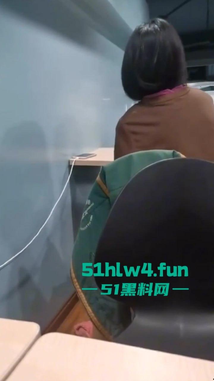 性瘾骚妹罗森便利店休息区自慰高潮，连环淫叫吓坏小处男，引发广大网友疯传。-5