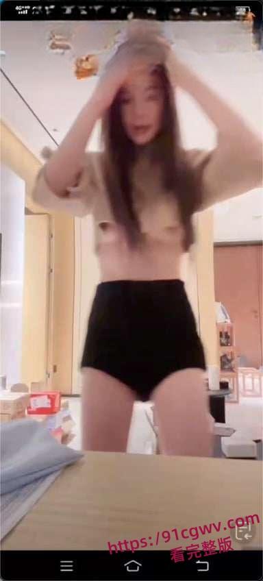 追龙2女主角，晶女郎邱意浓，直播时大方露奶给大家看，难怪王晶对她这么喜欢，原来奶子这么大-5