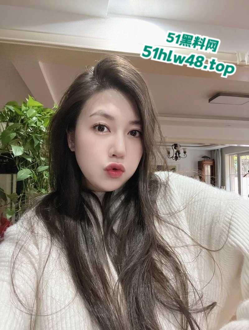 上海极品少妇【陈雪】40岁的骚货单身不婚，玩得比谁都浪很会保养经常3P约炮骚的没边。-7