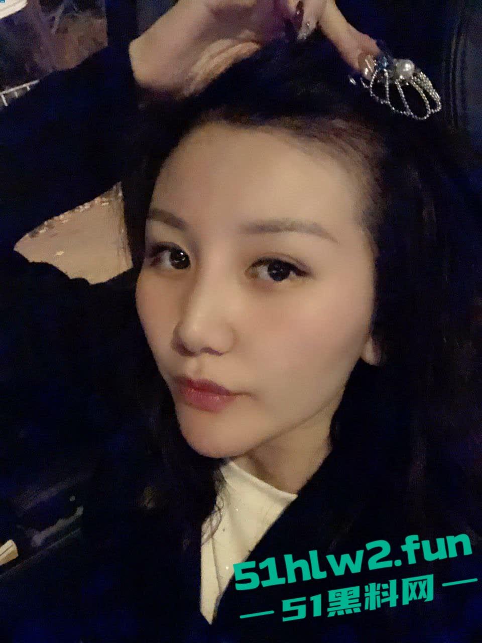 重庆骚人妻【刘霞】裸聊自慰，约炮酒店大战，骚逼掰开还是粉嫩的，就是开口大了点，估计是操多了！-10