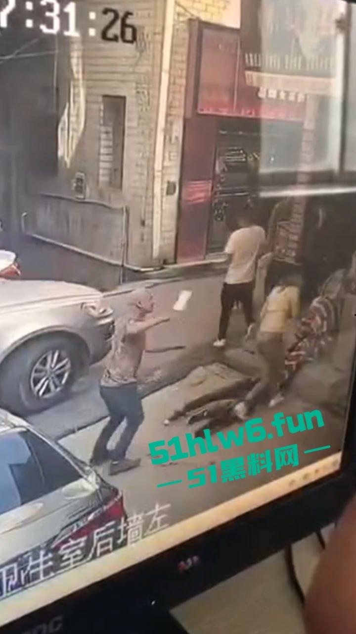 郑州男子持菜刀事件，妻子出轨被老公发现，直接拿菜刀当场砍死奸夫再追妻子狂砍。-1