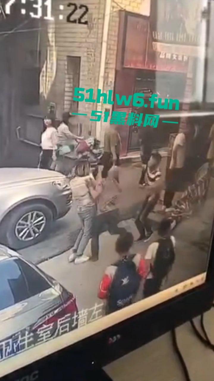 郑州男子持菜刀事件，妻子出轨被老公发现，直接拿菜刀当场砍死奸夫再追妻子狂砍。-2