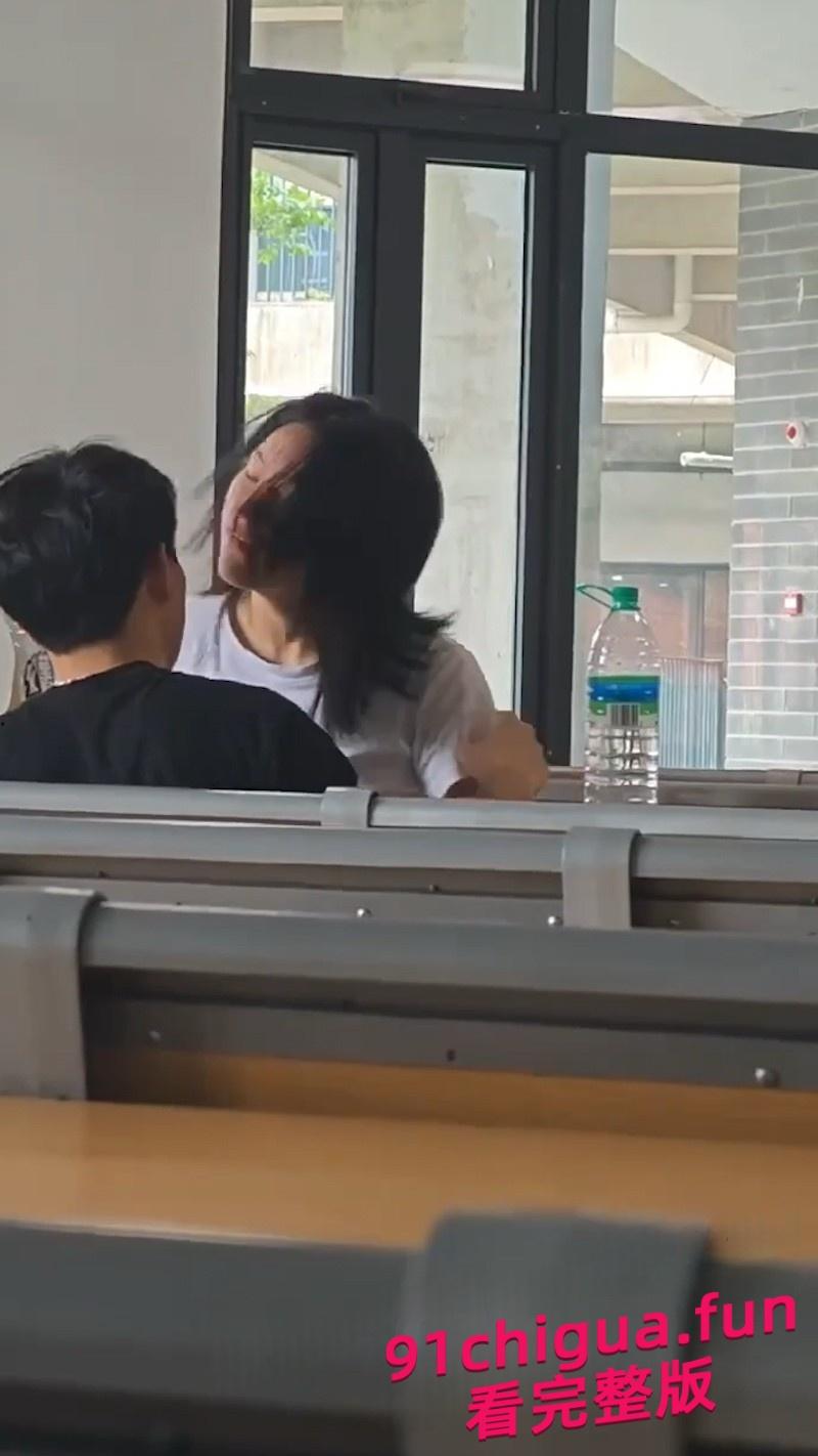 郑州文理学院情侣在教室举止亲密 场面疯狂引发热议！-4