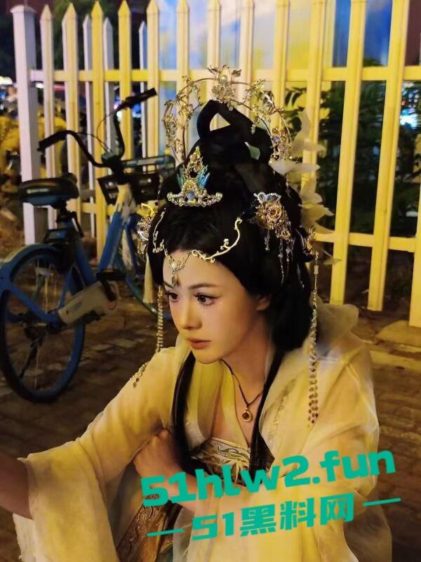 西安音乐学院骚丫头【宋青衫】穿汉服跪舔大雕，仙女下凡变成肉便器，舔得比狗都乖！-9