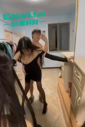 中国传媒学院准校花【抖音美少女】清纯型美女，穿性感黑丝激情啪啪视频遭流出。-1