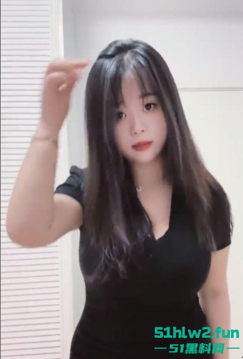 抖音巨乳网红【过去】为捞金全裸直播，超级大奶揉搓诱惑高劈双腿秀骚穴，当众特写放尿吸睛。-4