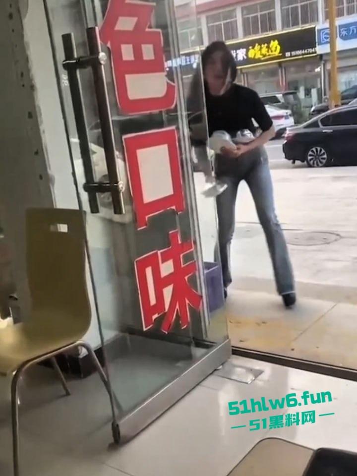 山东烟台莱州沙河，王木木烧烤店老板娘颜值超高的性感御姐，被土豪重金拿下裸聊自慰视频遭流出。-8