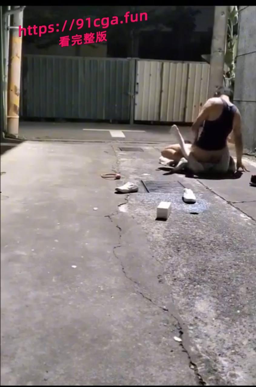 深夜JK妹子醉倒小巷内，被路过小哥实施“捡尸”-3